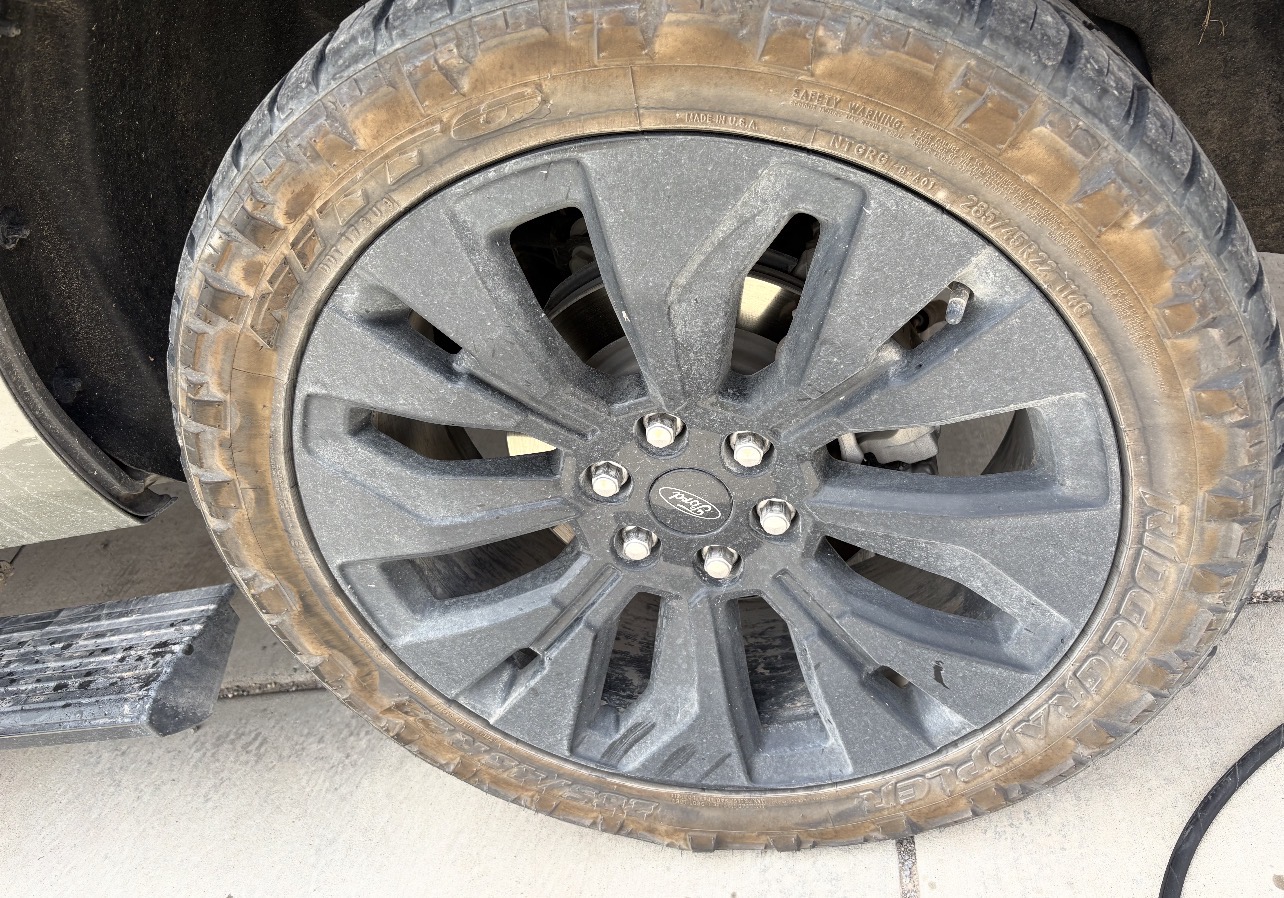 Dirty wheel and tire before a Skylo detail
